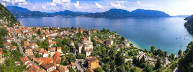 İtalya, Piedmot bölgesi (Piemonte) güzel Lago Gölü Maggiore. Cannero Riviera 'daki Cassino köyü, İsviçre sınırı. Göl kenti ve dağların panoramik hava manzarası
