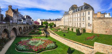Vannes 'daki Hermine Şatosu, eski kasaba merkezinde tarihi bir anıt, görkemli bahçeleri var. Britanya, Fransa