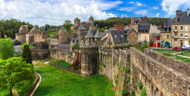 Fransa seyahatleri, Brittany 'deki en güzel köy ve kaleler. Etkileyici bir ortaçağ kalesi ve şehir Fougeres, surlar ve kuleler manzarası.. 