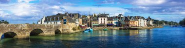Fransa seyahati, Brittany en güzel Fransız mekanları ve köyleri. Saint-Goustan limanı ve Auray geleneksel köyü..