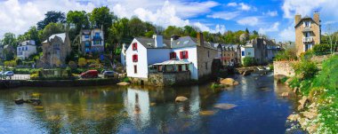 Fransa. Pont Aven manzaralı, büyüleyici caddeleri ve kanalları olan geleneksel bir köy. Brittany bölgesindeki Finistere Bölümü