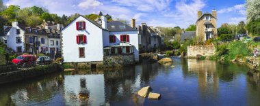 Fransa. Pont Aven manzaralı, büyüleyici caddeleri ve kanalları olan geleneksel bir köy. Brittany bölgesindeki Finistere Bölümü