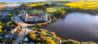 En güzel ortaçağ Fransız kaleleri. Brittany 'de günbatımında inanılmaz bir şato. havadan yüksek açılı panoramik görünüm
