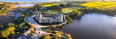 En güzel ortaçağ Fransız kaleleri - Brittany 'deki inanılmaz şato de Suscinio (Susinio). havadan yüksek açılı panoramik görünüm