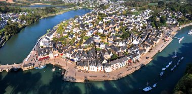 Fransa seyahati, Brittany manzaralı yerler. Saint-Goustan limanı ve Auray geleneksel köyü. Yüksek açılı panoramik dron görünümü