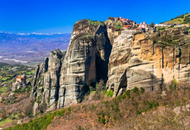 Meteora, Yunanistan. Unesco Miras Bölgesi, popüler turist turizm beldesi. Kayaların üzerinde asılı gizemli manastırlar