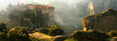 Meteora, Yunanistan. Varlaam Manastırı. Unesco Miras Bölgesi, popüler turizm beldesi. Kayaların üzerinde asılı gizemli manastırlar