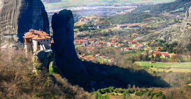 Meteora, Yunanistan. Unesco Miras Bölgesi, popüler turist turizm beldesi. Kayaların üzerinde asılı gizemli manastırlar, Aziz Nicholas Manastırı
