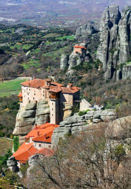 Aziz Nicholas ve Roussanou Manastırı. Meteora 'daki altı manastırdan ikisi. Kalambaka, Yunanistan