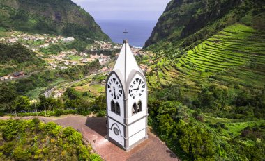 Nossa Senhora de Fatima Şapeli - Sao Vicente köyünde muhteşem yeşil dağlarla çevrili Madeira adasının ikonik küçük kilisesi. Hava manzaralı. Portekiz