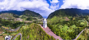 Nossa Senhora de Fatima Şapeli - Sao Vicente köyünde muhteşem yeşil dağlarla çevrili Madeira adasının ikonik küçük kilisesi. Hava manzaralı. Portekiz