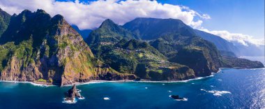 Madeira Adası doğa manzarası, Portekiz. Miradouro de Sao Cristovao, Boaventura 'da etkileyici dağlardan ve okyanustan oluşan bir manzara manzarasıdır.
