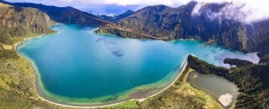 Azores Adası 'nın güzelliği, nefes kesici turkuaz göl Lago de Fuego (Lagoa do Fogo), yüksek açılı insansız hava aracı görüntüsü. Sao Miguel Adası, Portekiz