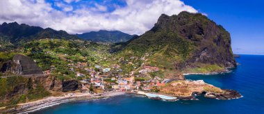 İnanılmaz Madeira Adası doğa manzarası. Güzel kayalık sahil manzarası ve kuzeyde doğal havuzları olan Porto da Cruz köyü. Portuga