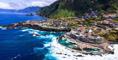 Madeira Adası Portekiz. Porto Moniz 'in doğal yüzme havuzlu havası. Popüler turistik yerler ve manzaralı yerler