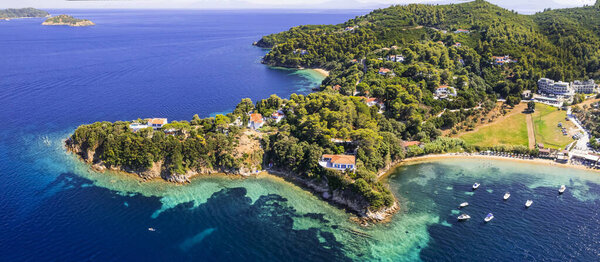 Греция. Лучшие красивые пляжи острова Скиатос (Sporades) - Канапица пляж популярных туристических курортов и курортов. Высокоугловой беспилотник