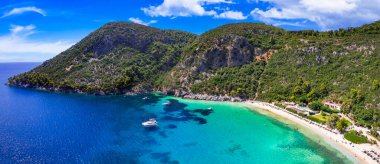 Yeşil tepelerle çevrili zümrüt kristal denizli Limonari körfezi. Yunanistan Sporade 'leri. aeriah yüksek açılı panoramik manzara