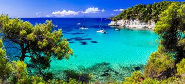 Yunanistan, Sporades. Alonissos adasının en güzel plajı - Milia ve Chrisi Milia turkuaz denizli.