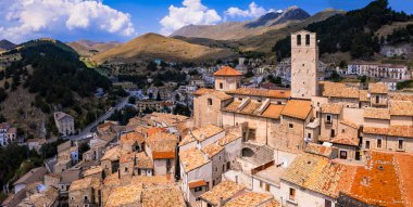 Abruzzo turizmi, İtalya. İtalya 'nın en güzel köyleri (borgo) Castel del Monte - Gran Sasso sıradağlarında yer alır. Resimli kartpostal tepe kasabasının panoramik hava aracı görüntüsü
