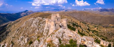 Abruzzo, İtalya. Rocca Calascio Kalesi, İtalya 'nın L' Aquila eyaletinde yer alan Calascio belediyesine bağlı bir kaledir. hava aracı panoramik görünümü