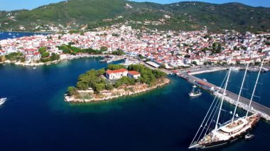 Yunanistan tatil beldesi manzaralı yerler - Skiathos Adası, Sporades. Popüler turistik ilgi - geleneksel eski kasaba, Bourtzi yarımadası ve limanının panoramik hava aracı manzarası. 4k hd video