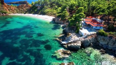 Yunanistan, Sporades. Alonissos adası ve en güzel plaj - Milia ve Chrisi Milia turkuaz denizli. Hava Aracı 4k hd video