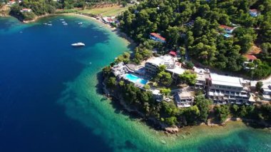 Yunanistan seyahati Skiathos Adası 'nın (Sporades) en güzel plajları Kanapitsa ve Tzaneria' da popüler turistik tatil beldeleri ve tatil beldeleri bulunmaktadır. Yüksek açılı insansız hava aracı 4K HD görüntüsü