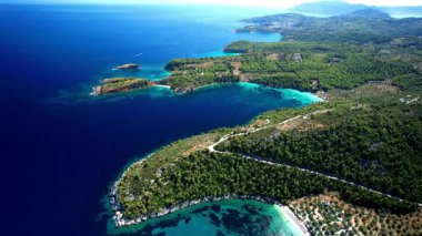 Yunanistan, Sporades. Alonissos adası ve en güzel plaj - Milia ve Chrisi Milia turkuaz denizli. Hava Aracı 4k hd video