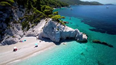 Yunanistan 'ın en iyi plajları. Sporade. Yeşil tepelerle çevrili turkuaz kristal deniz ile Hovolos plajı (Neo klima köyü yakınlarında). Hava Aracı 4k hd video