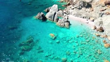 Yunanistan 'ın en iyi ikonik plajları, Sporades - turkuaz deniz ve yay kayaları oluşumuyla güzel Lalaria plajı. Yunan yaz mevsimi. Hava Aracı 4k hd video