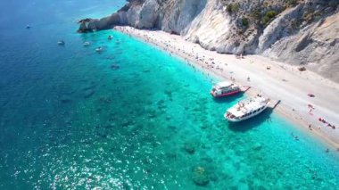 Yunanistan 'ın en iyi ikonik plajları, Sporades - turkuaz deniz ve yay kayaları oluşumuyla güzel Lalaria plajı. Yunan yaz mevsimi. Hava Aracı 4k hd video