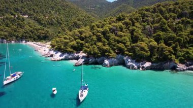 Yunanistan yelken açıyor. Kastani 'nin havadan görünüşü - Sporades' deki, Hava aracı 4k hd video Kristal turkuaz deniz ve beyaz plaj görüntüsü