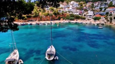 Idyllic Yunan adaları - Alonissos, Sporades. Güzel körfezi ve sahil limanı olan sevimli bir köy Votsi. Yelkenliler için popüler bir liman. Yunanistan seyahat
