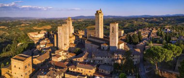 San Gimignano - İtalya 'nın Toskana kentindeki en güzel ortaçağ kasabalarından biri. Gün batımında gökdelenlerin panoramik görüntüsü. İtalyan turizmi ve simgesel simgeler