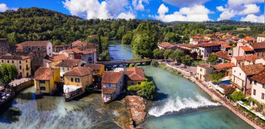 Borghetto Konsolosu Mincio - İtalya 'nın en güzel ortaçağ köylerinden biri. Orta nehir ve şelalelerde renkli evler. Verona vilayeti, Garda Lak yakınlarında.