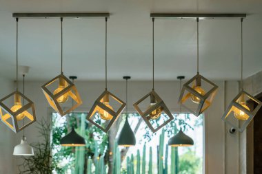 Erimiş ampul, sönmüş ışığı tavandan sarkan lambalardaki normal ampullerden çok daha koyu yapar. Bazı ışık pozisyonları parlak ışığın yıpranmasıyla kararır. Elektriksel bozulma.