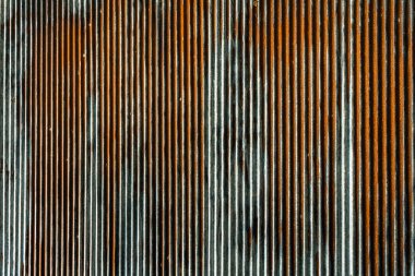 Eski ve paslı çinko çarşaf duvarının artistiği. Klasik stil metal yaprak çatı dokusu. Eski metal levha deseni. Paslı metal ya da yanlamasına. Galvanizasyon aşınması. Geçmiş kavramında arkaplan ve doku