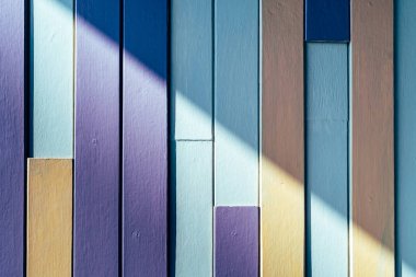 Çok renkli ahşap duvar dokusu. Arka plan ve doku için klasik tarzlı çok renkli ahşap kalaslar. Pastel boya ile boyanmış güzel ahşap çizgili arka plan.