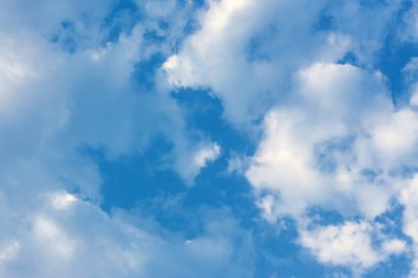 Mavi gökyüzündeki bulutlar. Doğal gökyüzü arkaplan dokusu, güzel bir renk. Hafif bulutlu huzurlu mavi gökyüzü. Bulutların ve gökyüzünün serbest hali arka plan, arkaplan ve duvar kağıdı için mükemmeldir..
