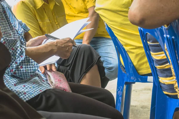 Äldre Kvinnas Hand Håller Penna För Att Förbereda Sig Inför — Stockfoto