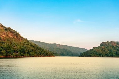 Akşamları barajın üstündeki dağlardan akan nehrin güzel ve huzurlu manzarası.. 