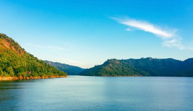 Akşamları barajın üstündeki dağlardan akan nehrin güzel ve huzurlu manzarası.. 