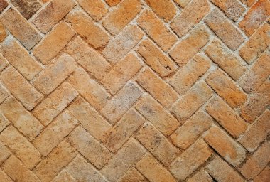 Eski tuğlaların kaldırımda kaldırım taşları döşeme desenlerinin üst görüntüsü tuğla dokusu ya da soyut taş yonga herringbone şablonu arka plan. Asfalt yüzeyinin üst görünümü.