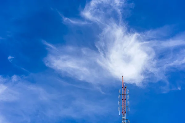 Telecommunication Radio Wave Signal Tower Red White Cloudy Steel Truss — Stockfoto