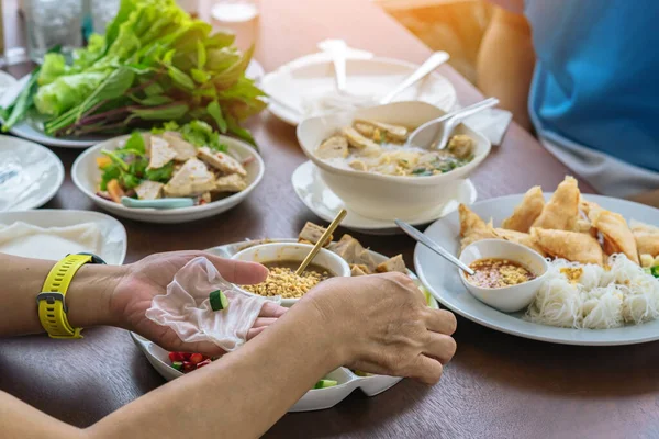 Наслаждайтесь Едой Вьетнамскими Фрикадельками Нам Ноунг Свиными Колбасами Свежими Овощами — стоковое фото