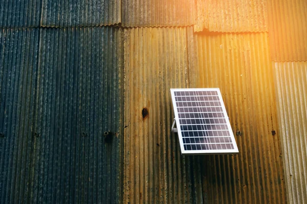 Solární Panel Připevněný Staré Zinkové Stěně Elektrický Solární Panel Zdi Royalty Free Stock Obrázky