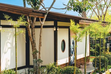 KANCHANABURI-THAILAND, 1 Nisan 2023: Japon tarzı dekore edilmiş ünlü restoran ve kafelerin turistik manzarası, rahatlamak ve Tomi Edo Park 'ta fotoğraf çekmek için mükemmel.