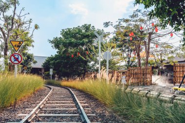 KANCHANABURI -THAILAND, 30 Mart 2023: Kimliği belirlenemeyen turistler Tomi Edo Park 'ta Japon tarzında dekore edilmiş güzel bir bahçesi olan restoran ve kafeyle fotoğraf çekmeye geliyorlar. Dışarıda rahatla.