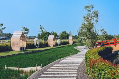 KANCHANABURI-THAILAND, 30 Mart 2023: Japon tarzında dekore edilmiş ünlü restoran ve kafelerin güzel turistik manzarası, rahatlamak ve Tomi Edo Park 'ta fotoğraf çekmek için mükemmel.