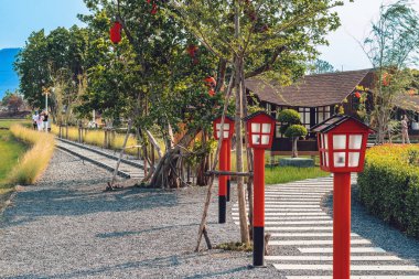 KANCHANABURI-THAILAND, 1 Nisan 2023: Japon tarzı dekore edilmiş ünlü restoran ve kafelerin turistik manzarası, rahatlamak ve Tomi Edo Park 'ta fotoğraf çekmek için mükemmel.